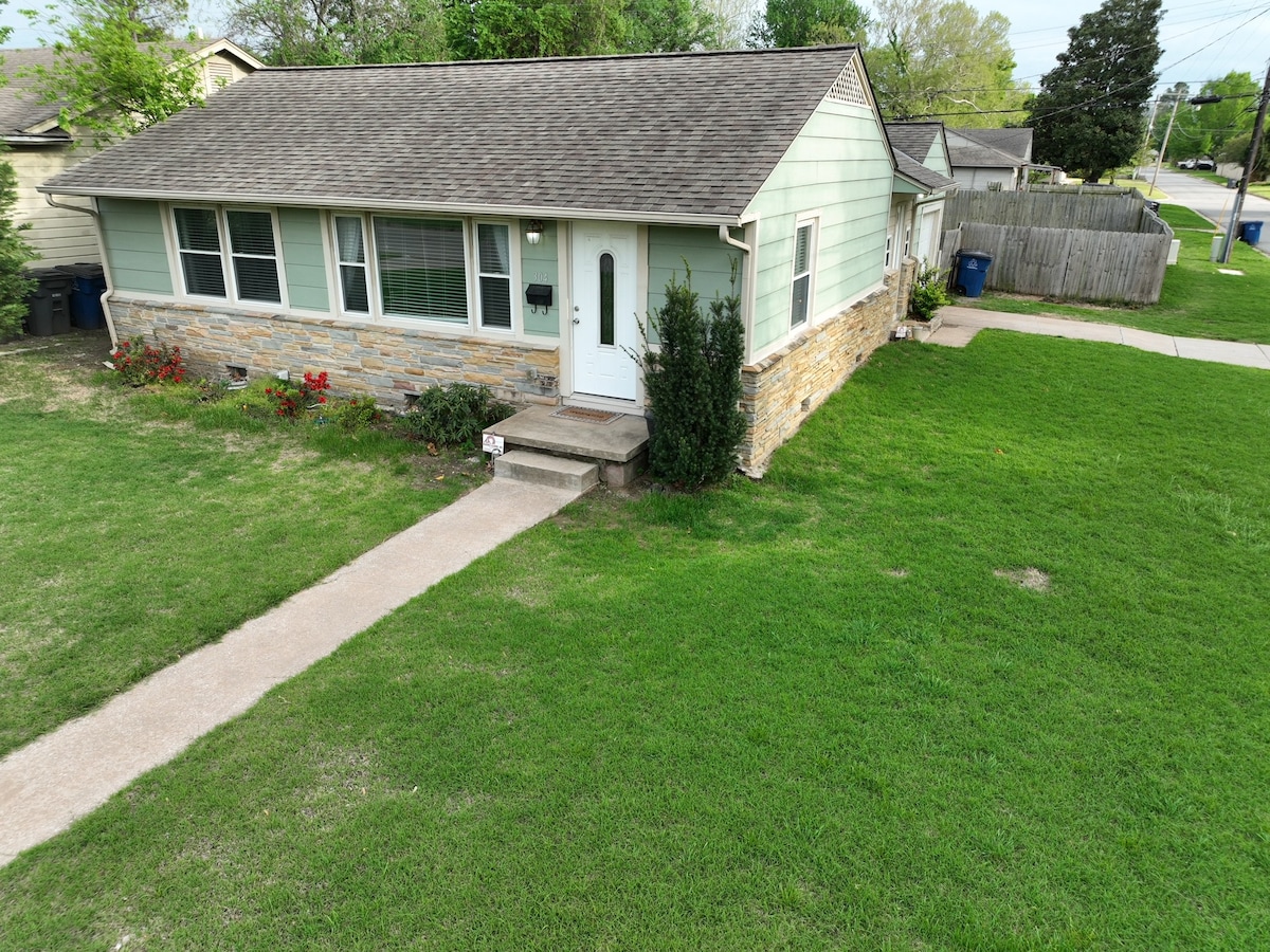 Cozy 2 Bedroom Brookside Bungalow