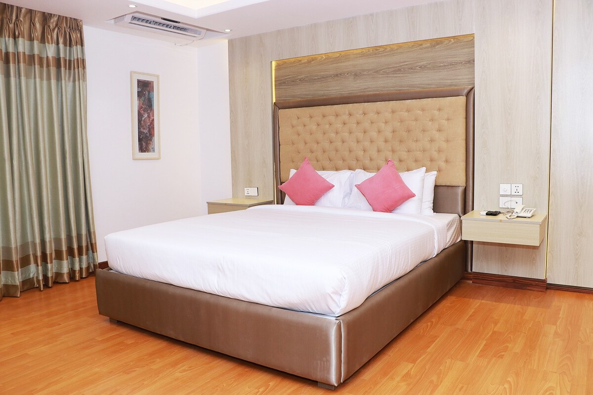 Junior Suite 2-Bedroom with gym & pool in RoyalRaj