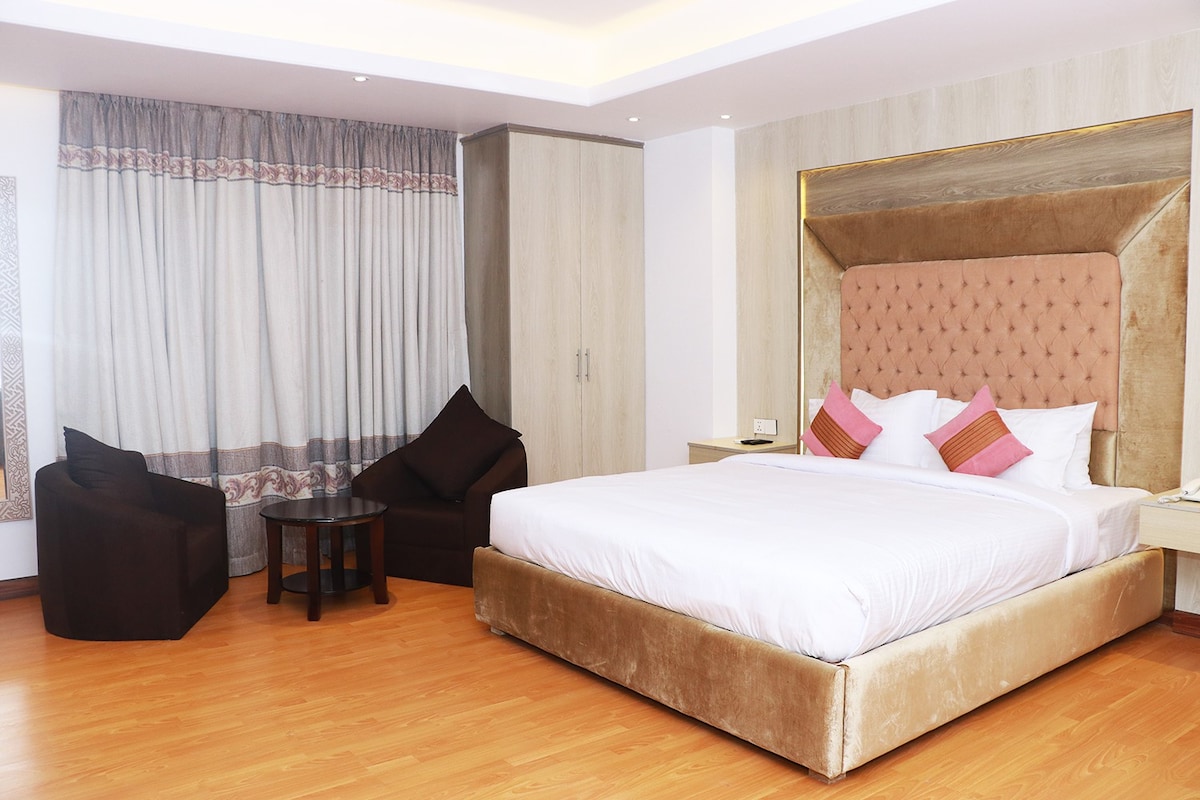 Junior Suite 2-Bedroom with gym & pool in RoyalRaj