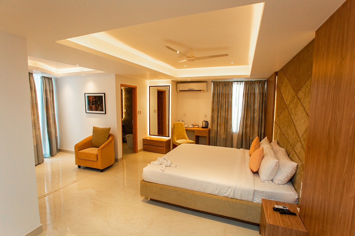 Premium couple room with gym & pool in Royal Raj