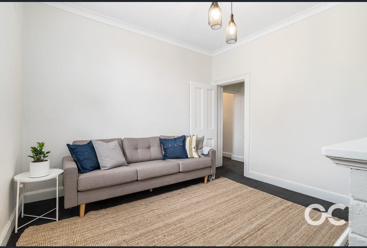 2 bedroom unit - close to CBD * *