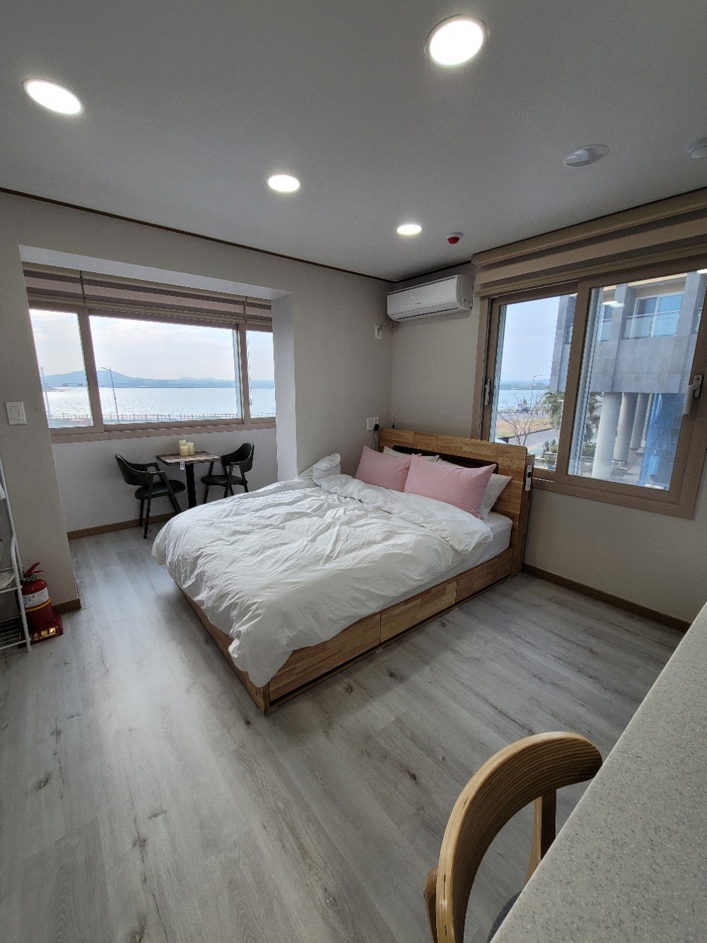 太平洋膳宿公寓203号公寓（新增/2022年新建）位于城山伊尔楚博（ Seongsan Ilchulbong ）海滩上的位置，步行9分钟即可抵达城松港（ Udohangseongsan ）港口步行17分钟