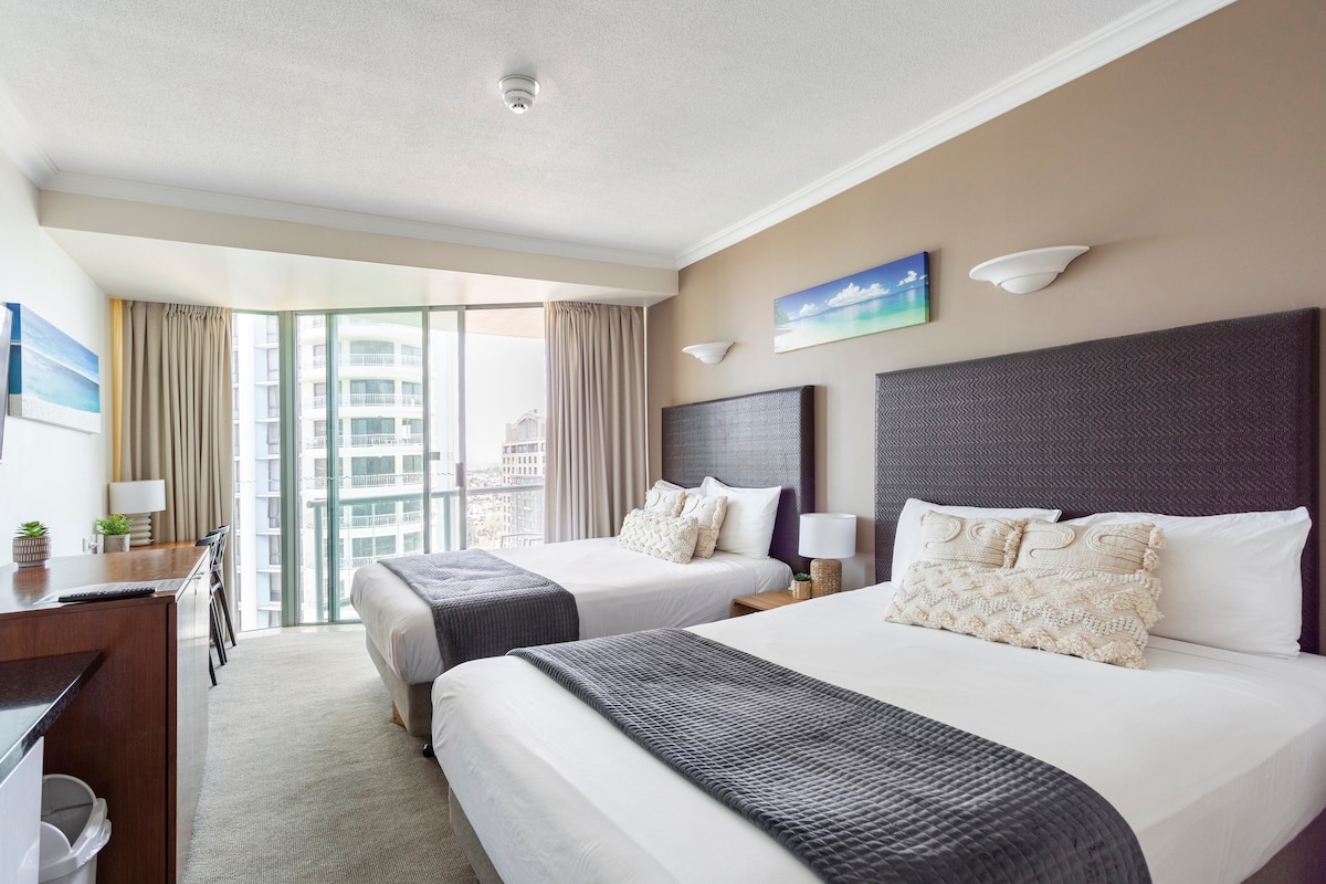 19th FLOOR TWIN QUEEN BEDS IN UPMARKET HOTEL