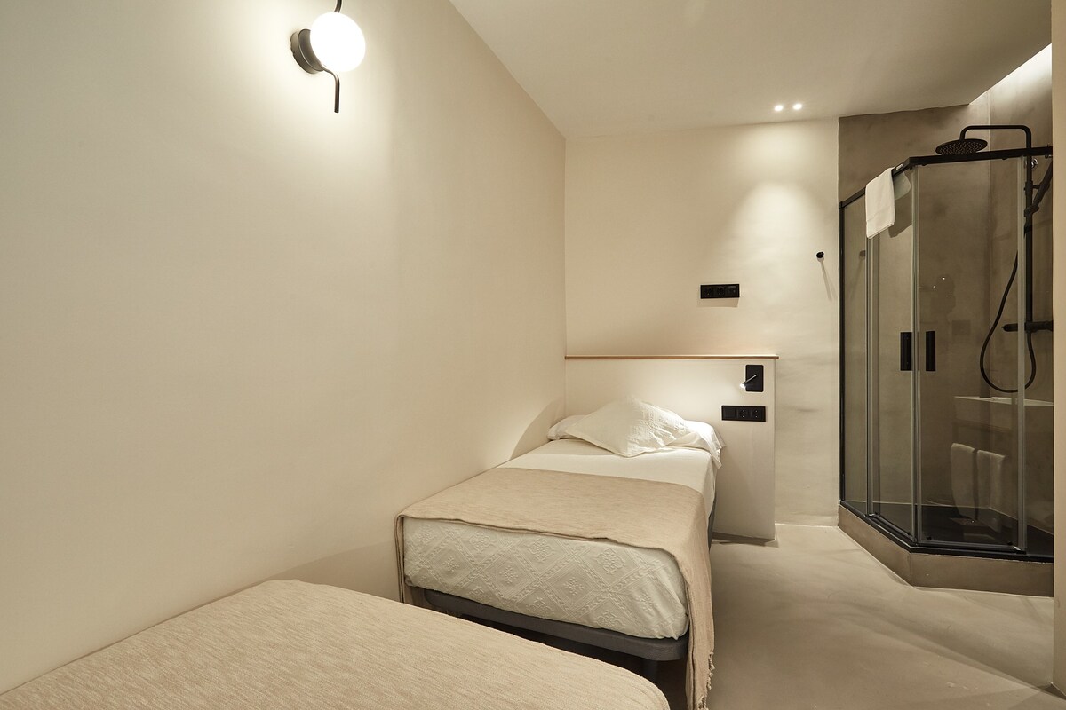 Ella Hostel Ramblas双人房，带淋浴间