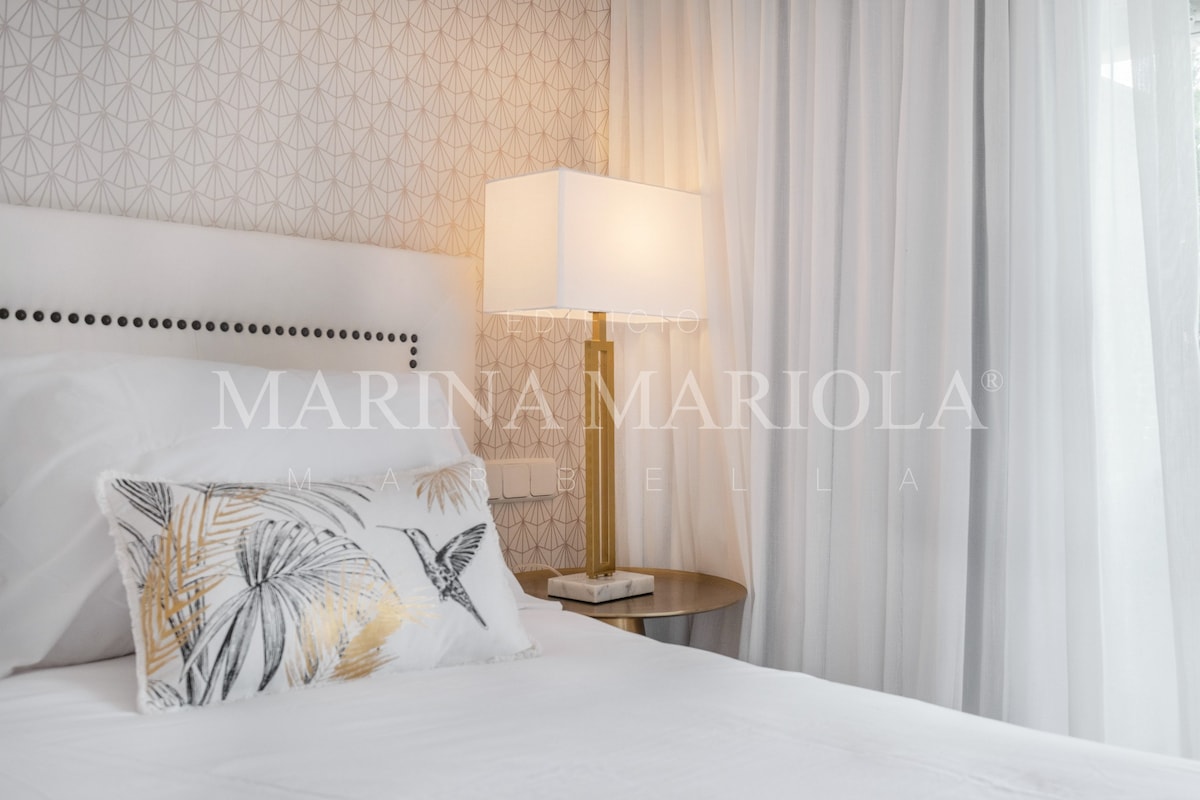 Marina Mariola Marbella、海景和山景套房
