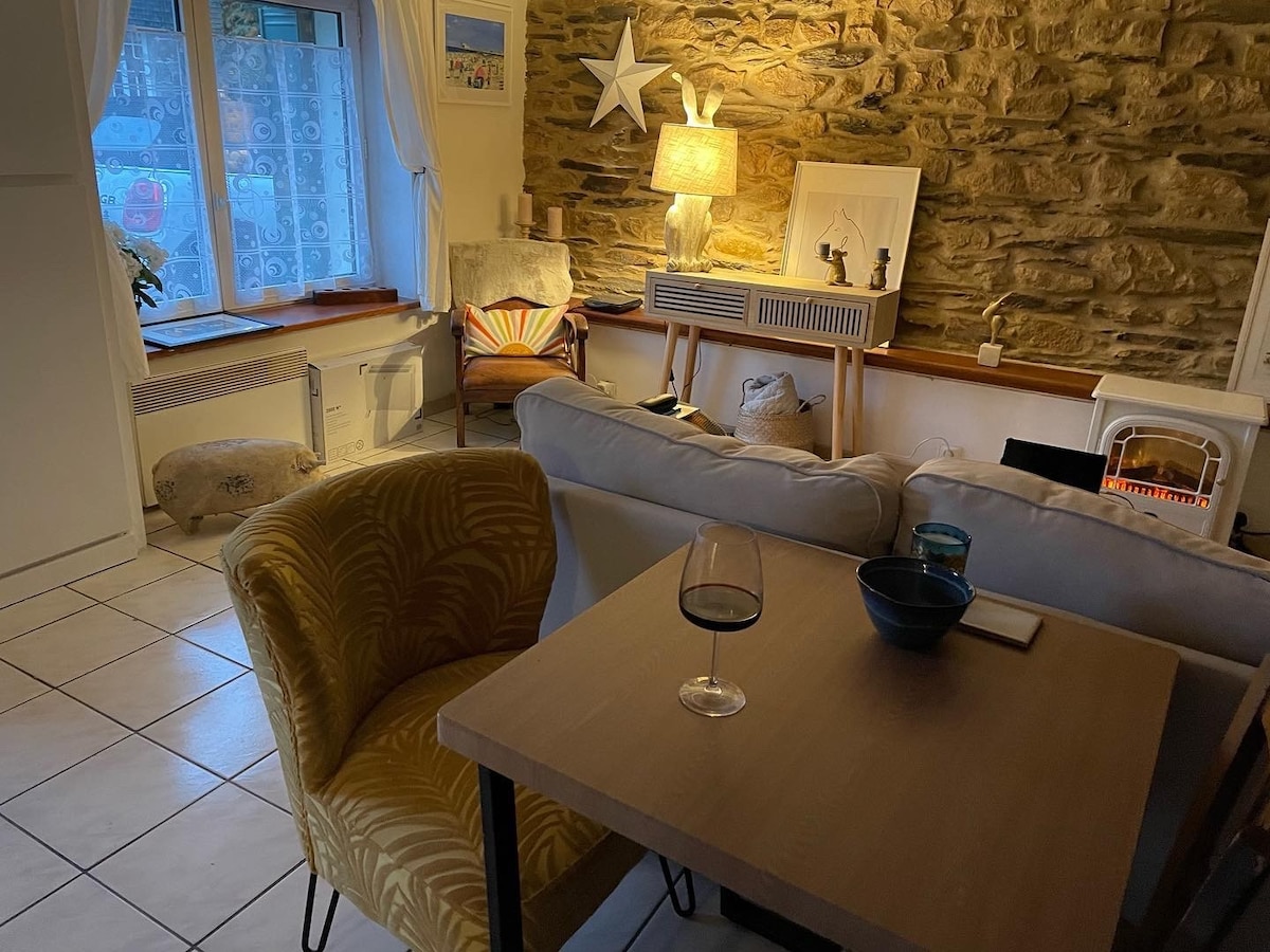 Pretty 2 Bed Gite in Glomel, Brittany 22110