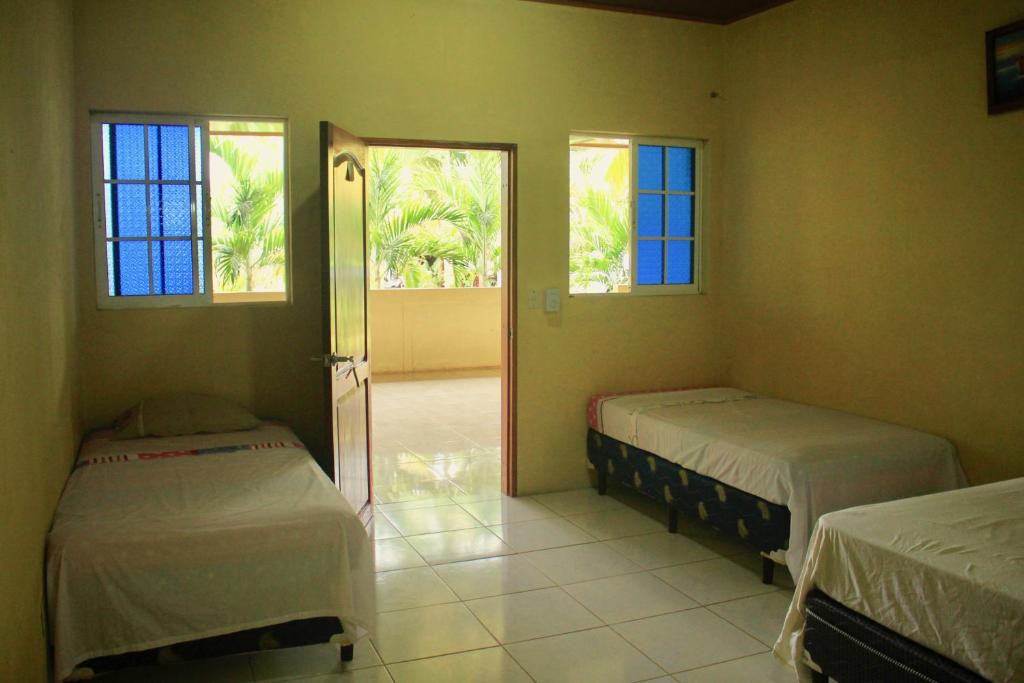 Hostel with Dorms - Pool - Kitchen