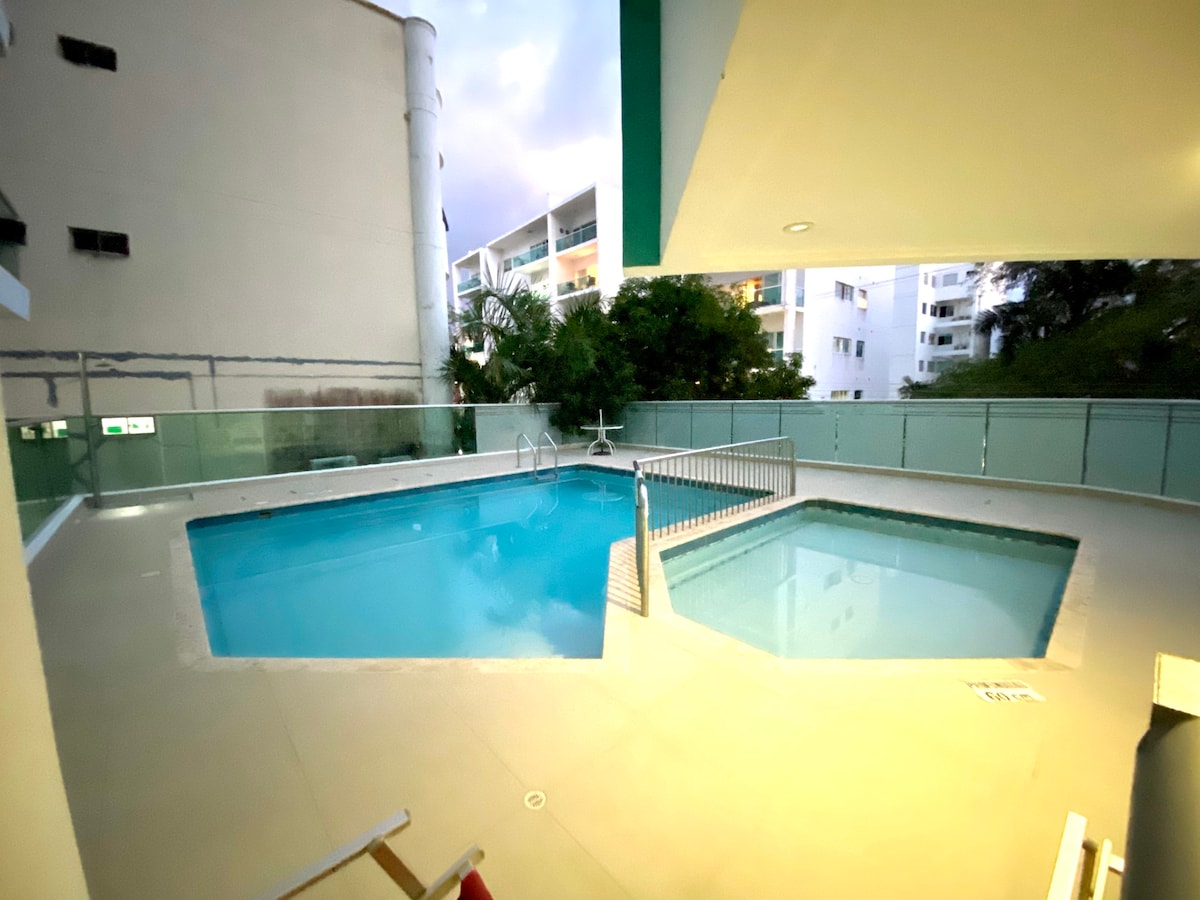 休闲娱乐中的美丽单间公寓，带泳池