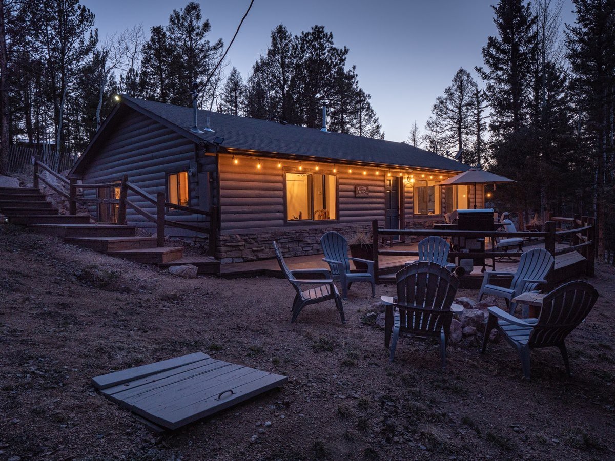 Wayward Lodge-2 brm HOT TUB, modern cabin w/trees