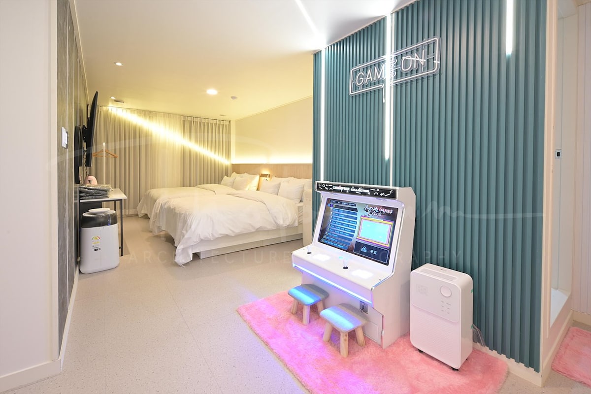 # Bupyeong Take One Hotel Party Room # Karaoke # Beam Project # Arcade Game #延迟退房#步行5分钟即可抵达Bupyeong站# Netflix Disney