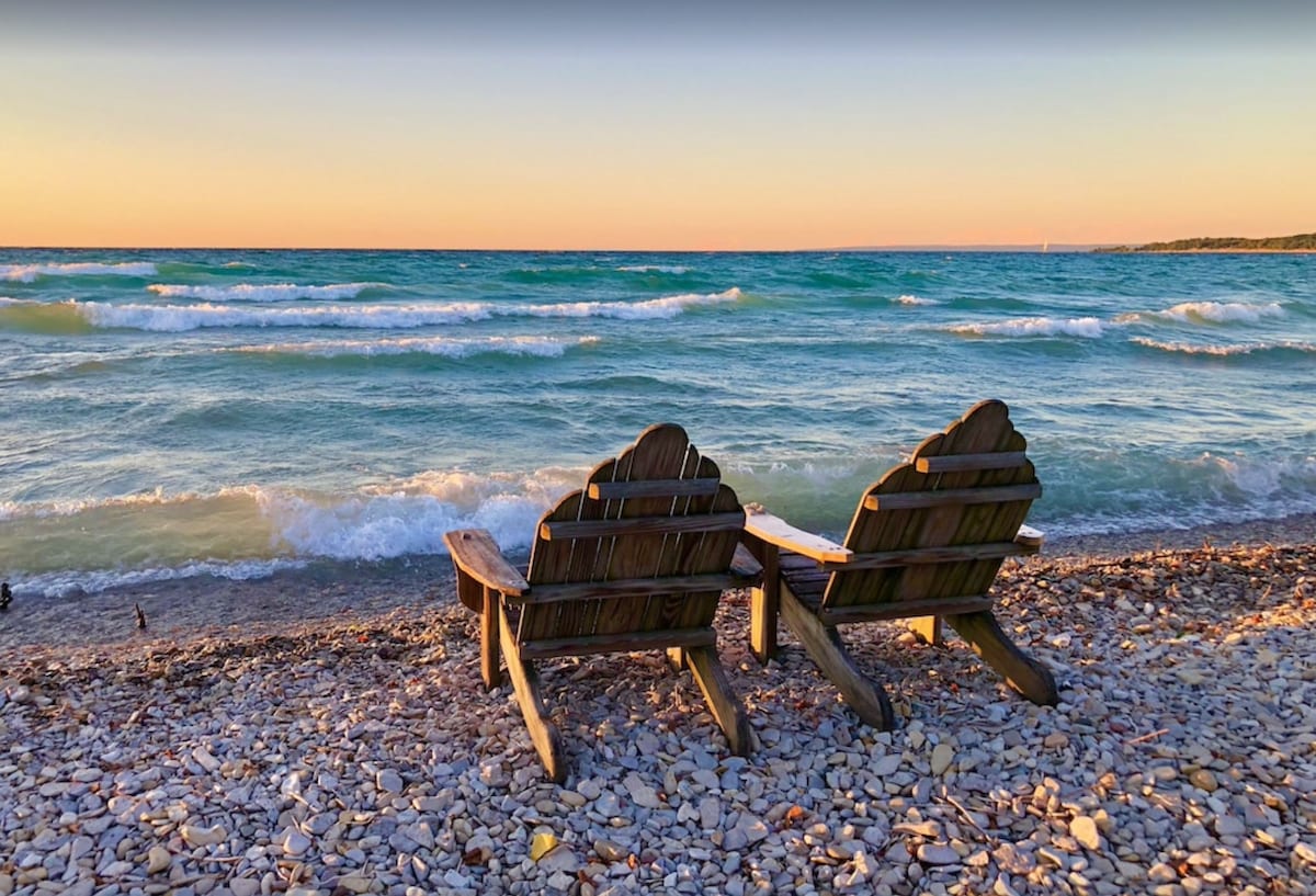 Lake Michigan Waterfront - Close To Town!