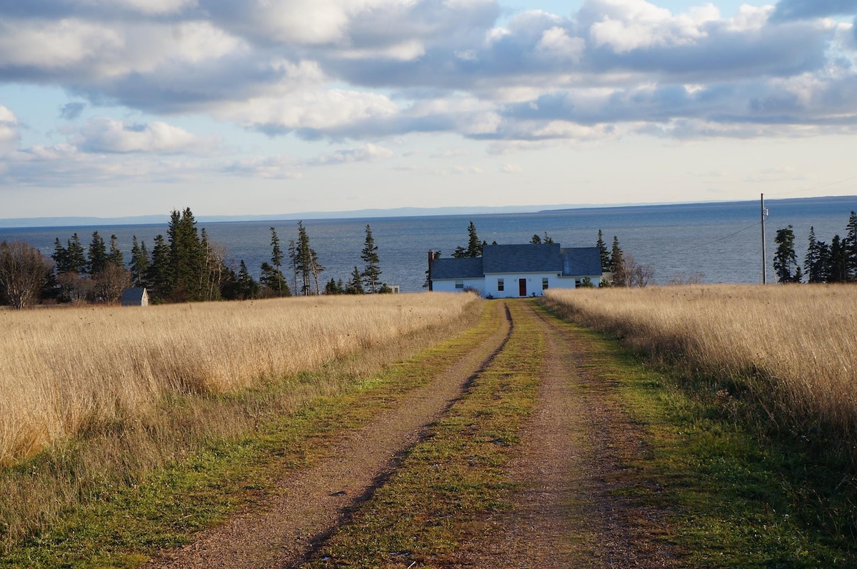 Beautiful and cheery ocean-front house in PEI