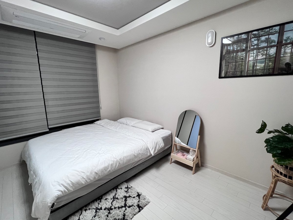 42. Mistay Dongseong-ro ：安全舒适的空间，每日更换床上用品，免费停车位， Netflix和城市景观