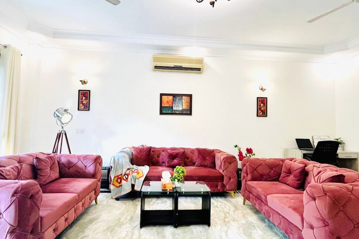 BluO 3BHK Defence Colony Mkt - Balcony, Parking.
