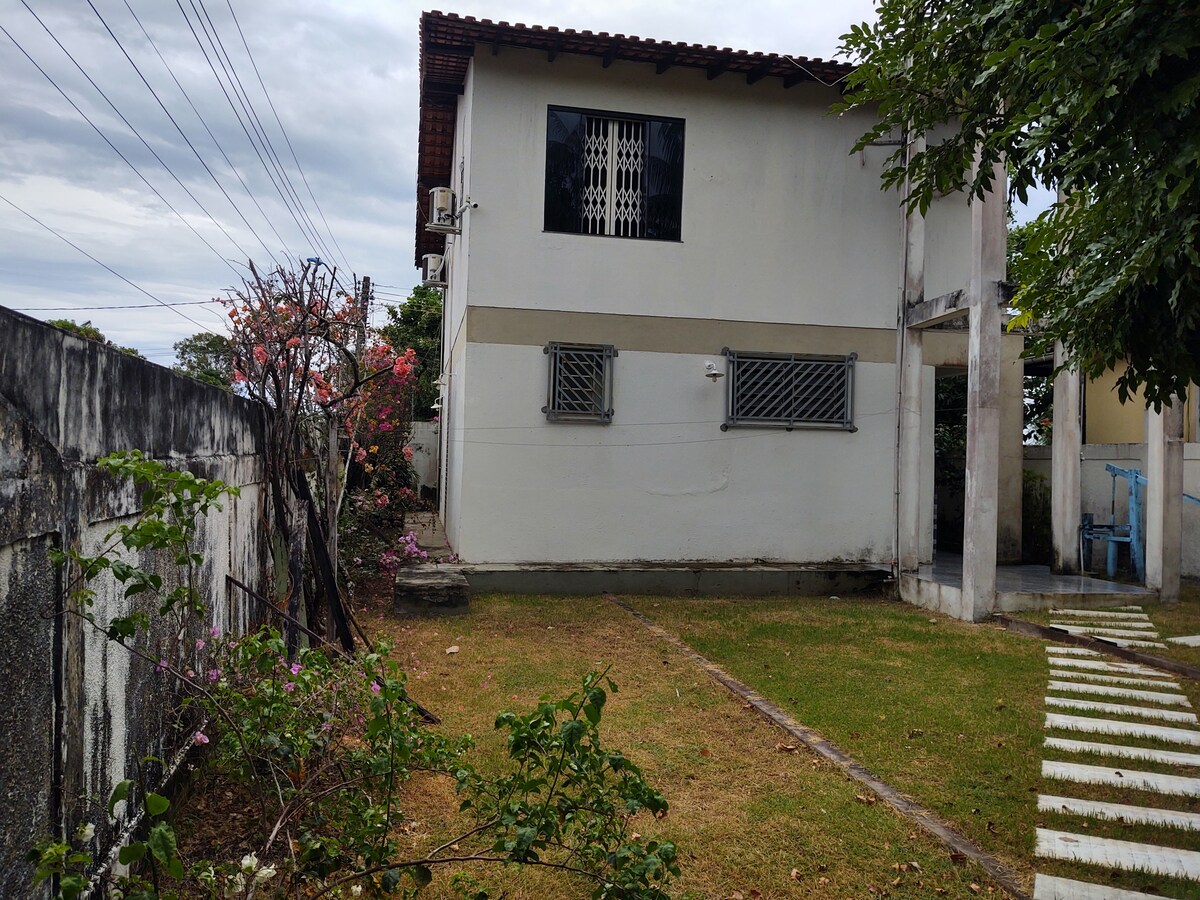 Casa (bangalô) com térreo e um piso, com garagem