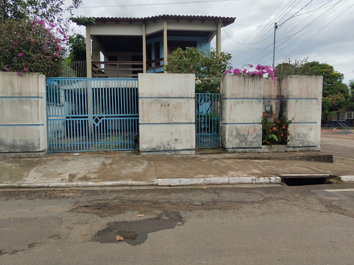 Casa (bangalô) com térreo e um piso, com garagem