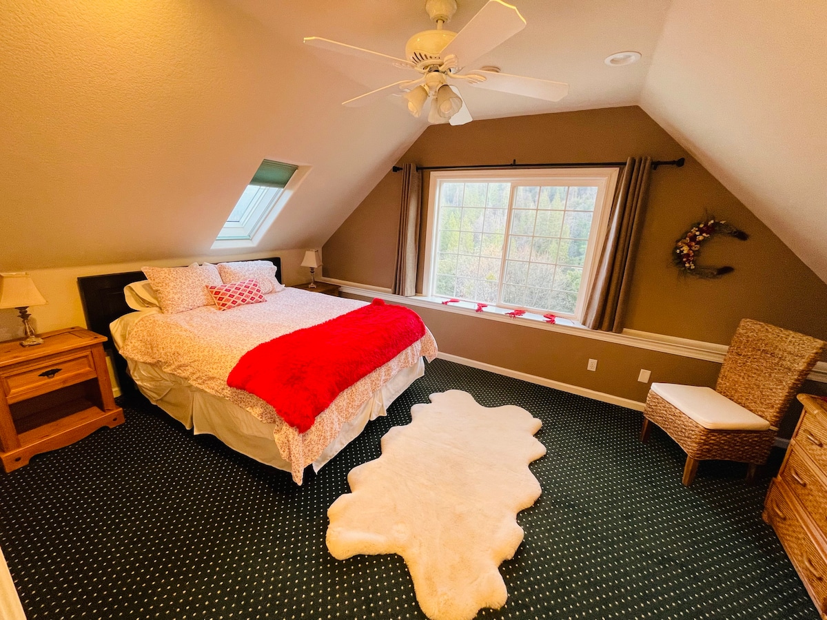 Enjoy the Sierra Star room at the  JOYhouse resort