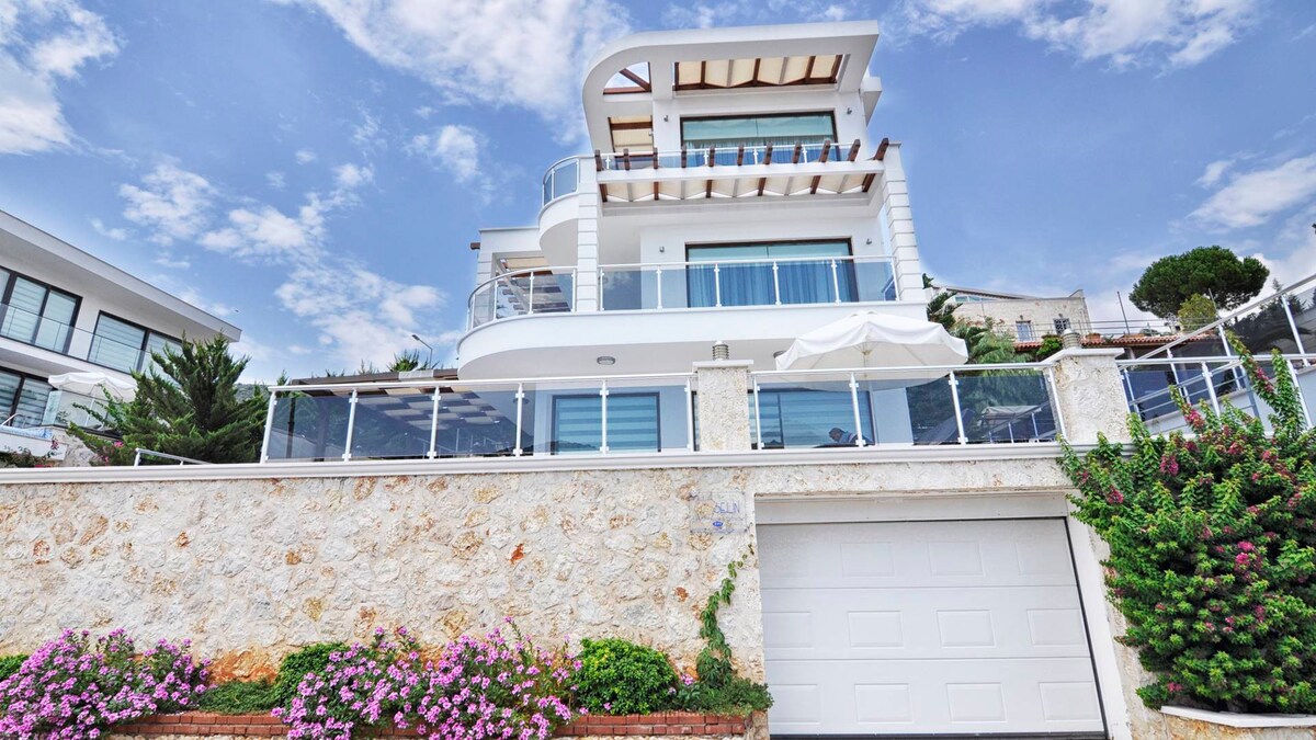 6 Kişilik Deniz Manzaralı Özel Havuzlu Villa