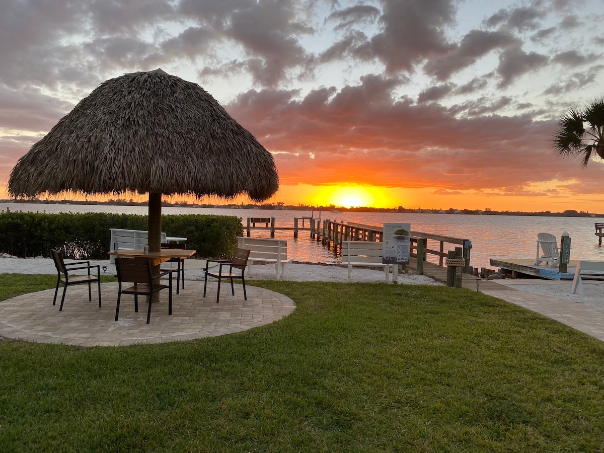 Waterfront! Sunset Deck, Pier & FREE Boat Docking!