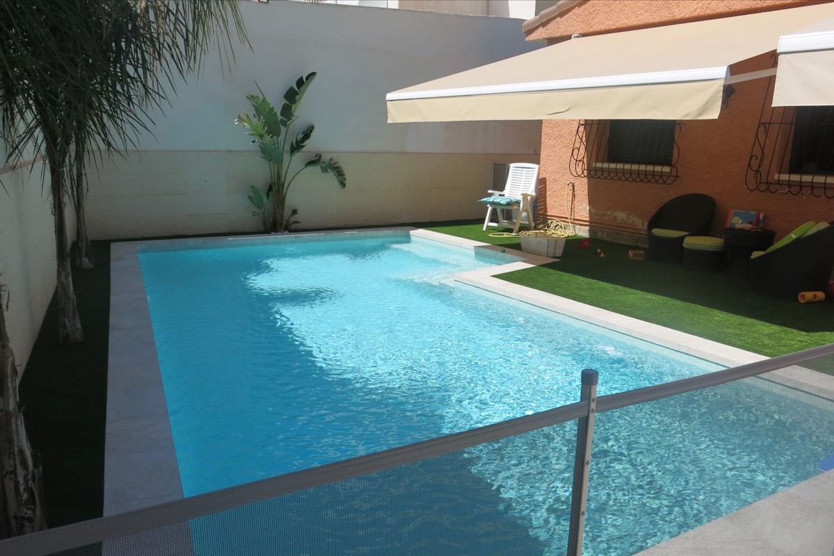 Preciosa villa con piscina privada, 150m playa.