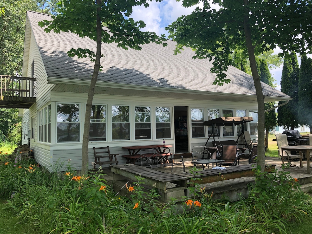 Irish Hills 4BR peaceful lakefront cottage