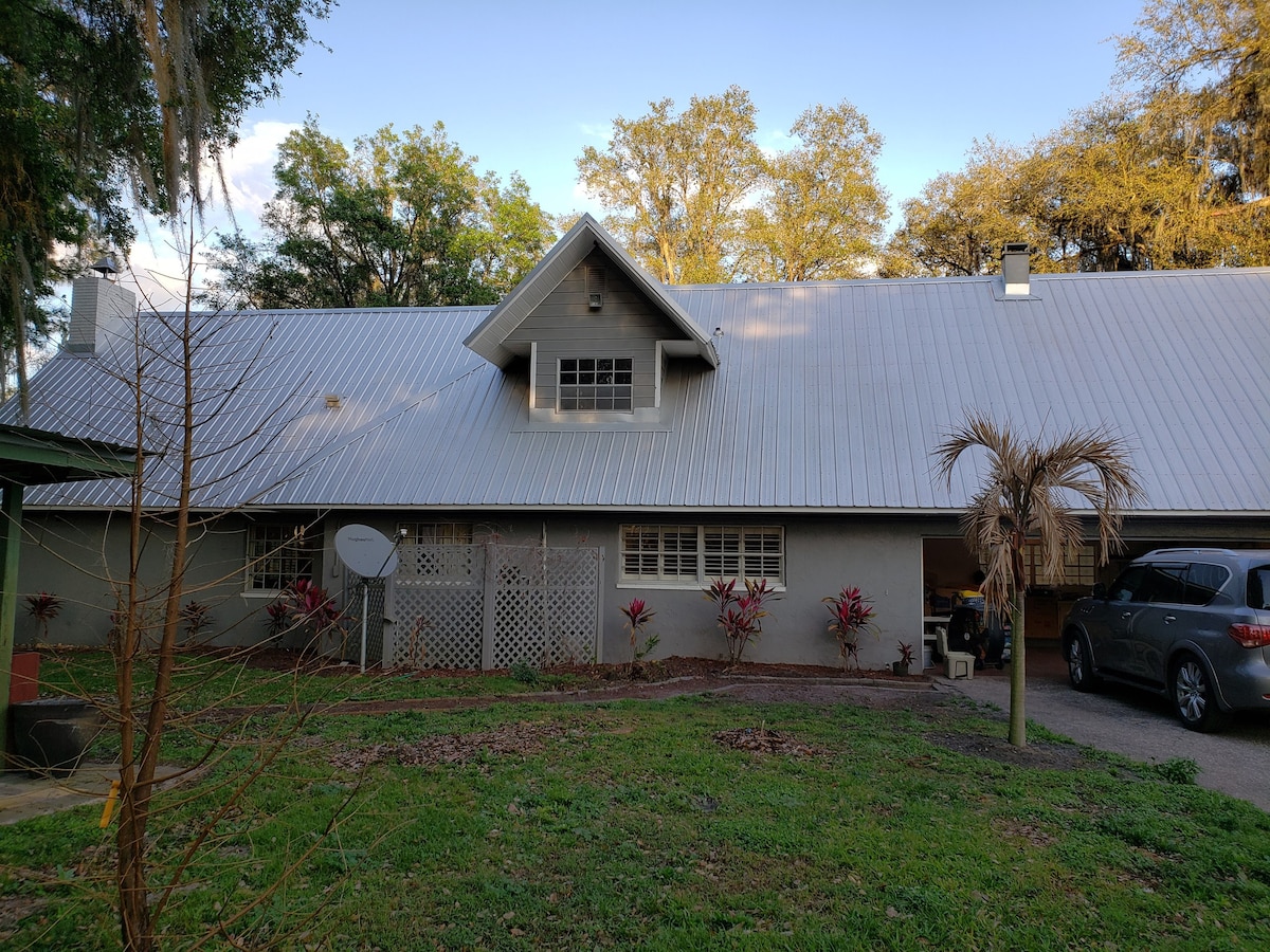 4 Bedroom home with fire place in Oak Hammock.