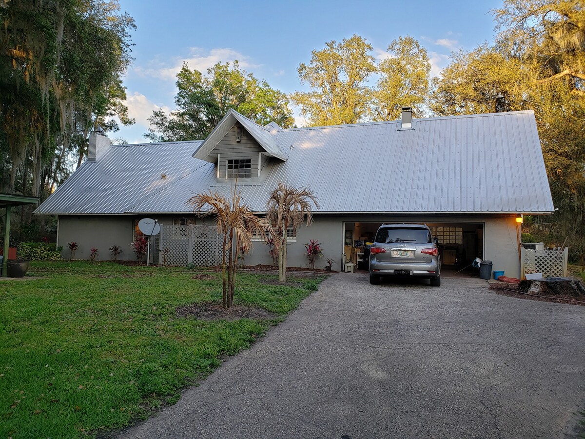 4 Bedroom home with fire place in Oak Hammock.