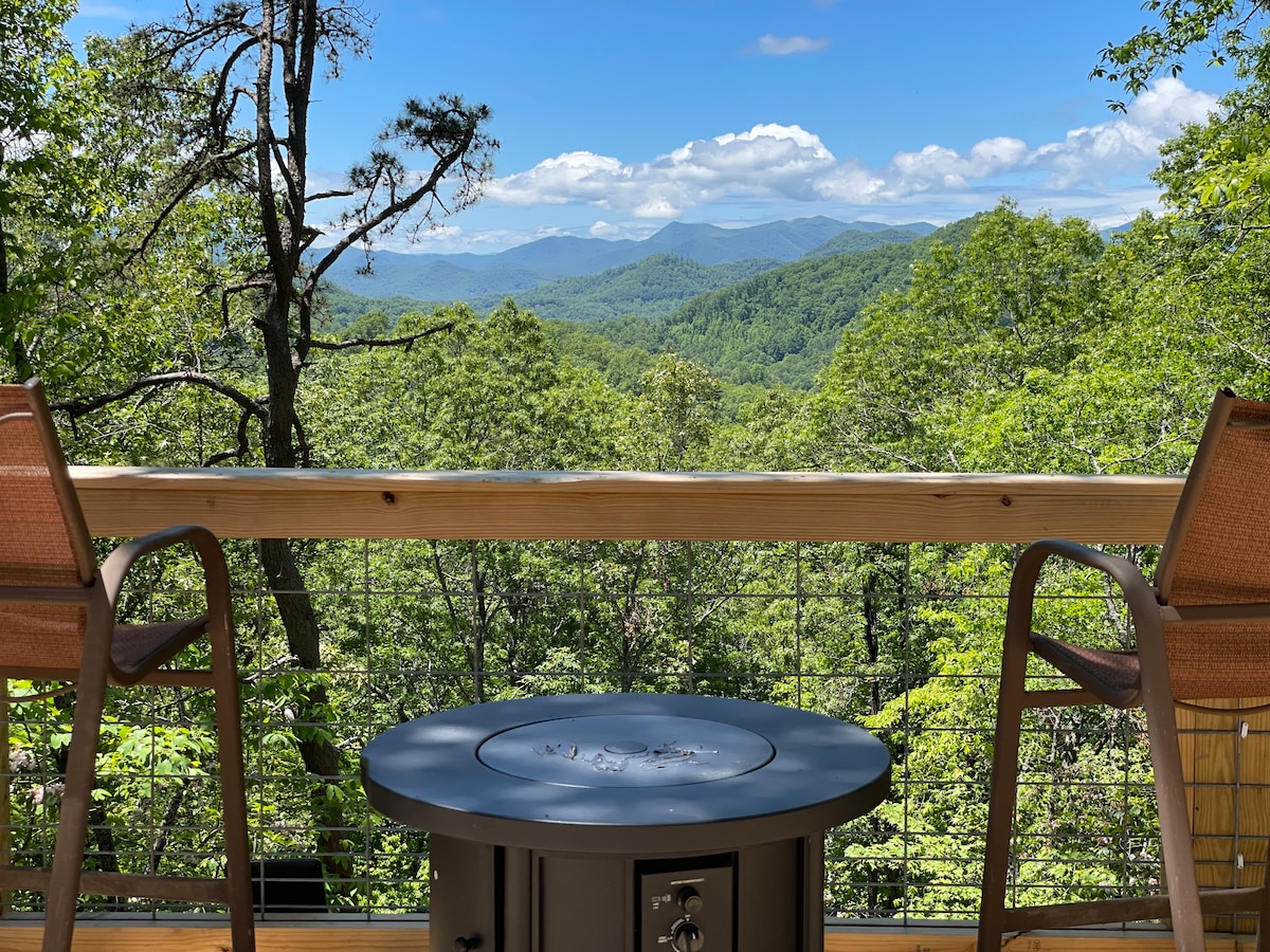 Primitive hike-in cabin with views of the Smokies!