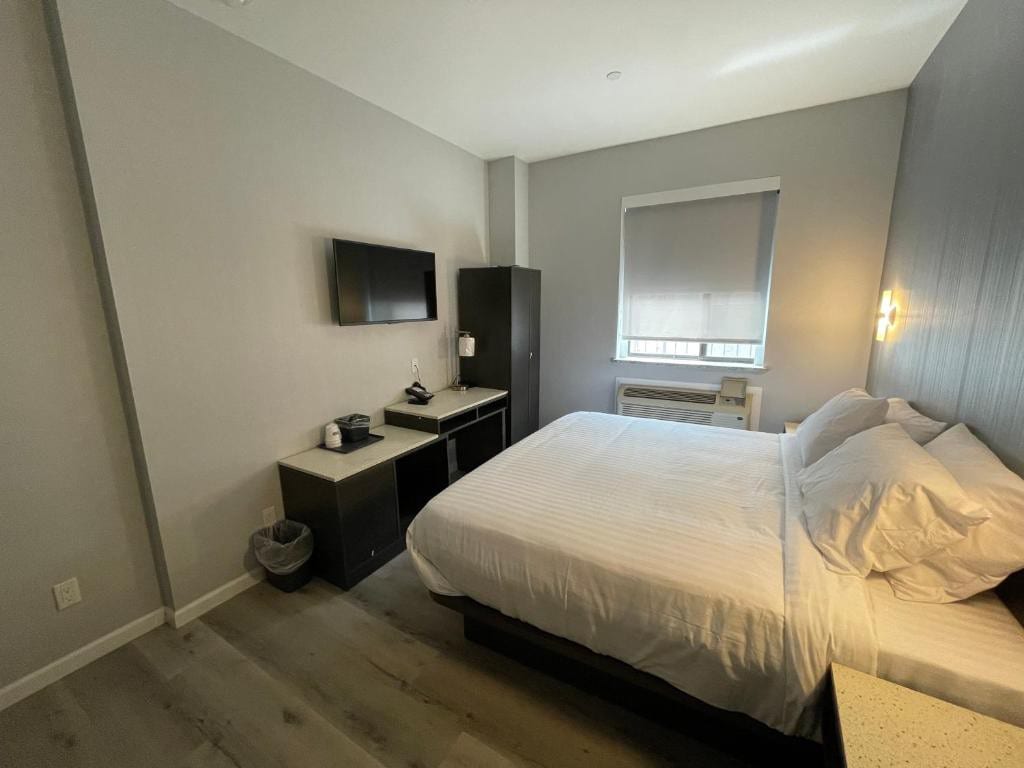 加大双人床酒店-客房，配备1张标准双人床和独立卫生间。