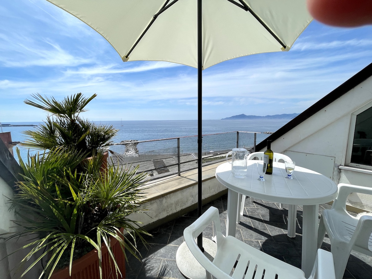 Attico, Vista mozzafiato con terrazzo su spiaggia.