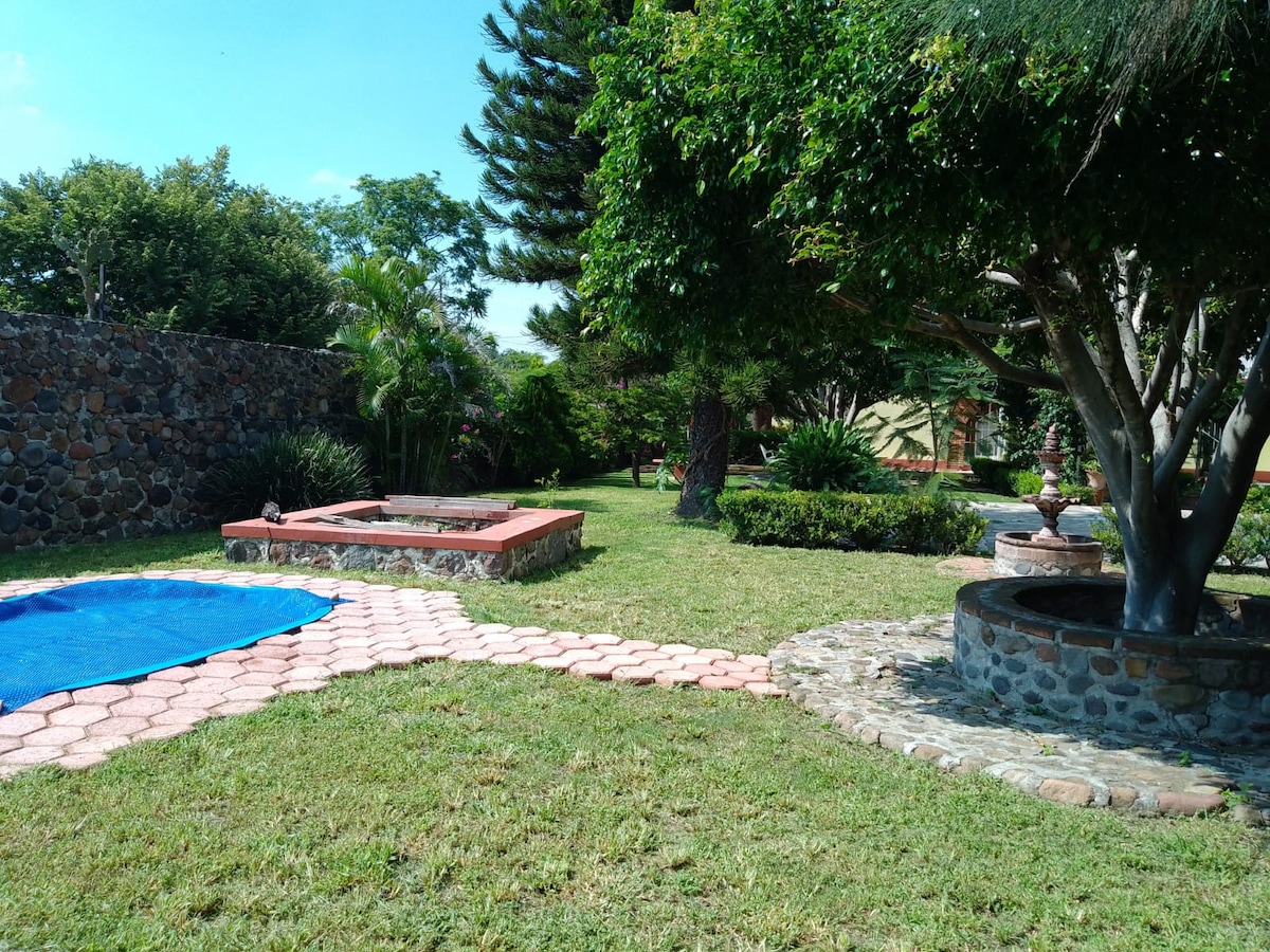 Casa Flores ：花园和游泳池，供您放松身心