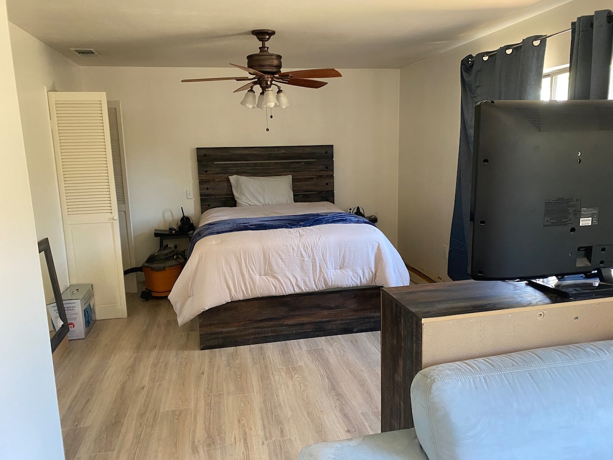 Spacious studio room in a house, safe neighborhood