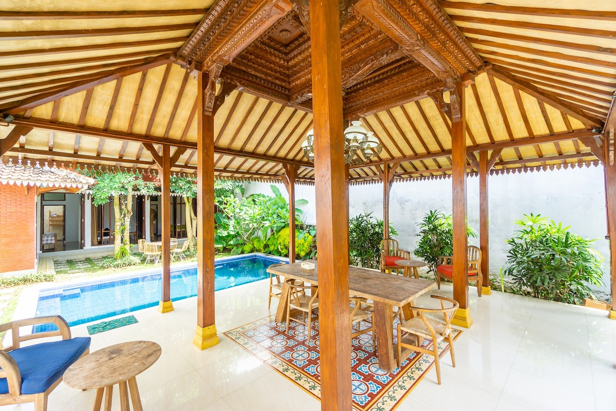 迷人的爪哇避风港：泳池家庭别墅