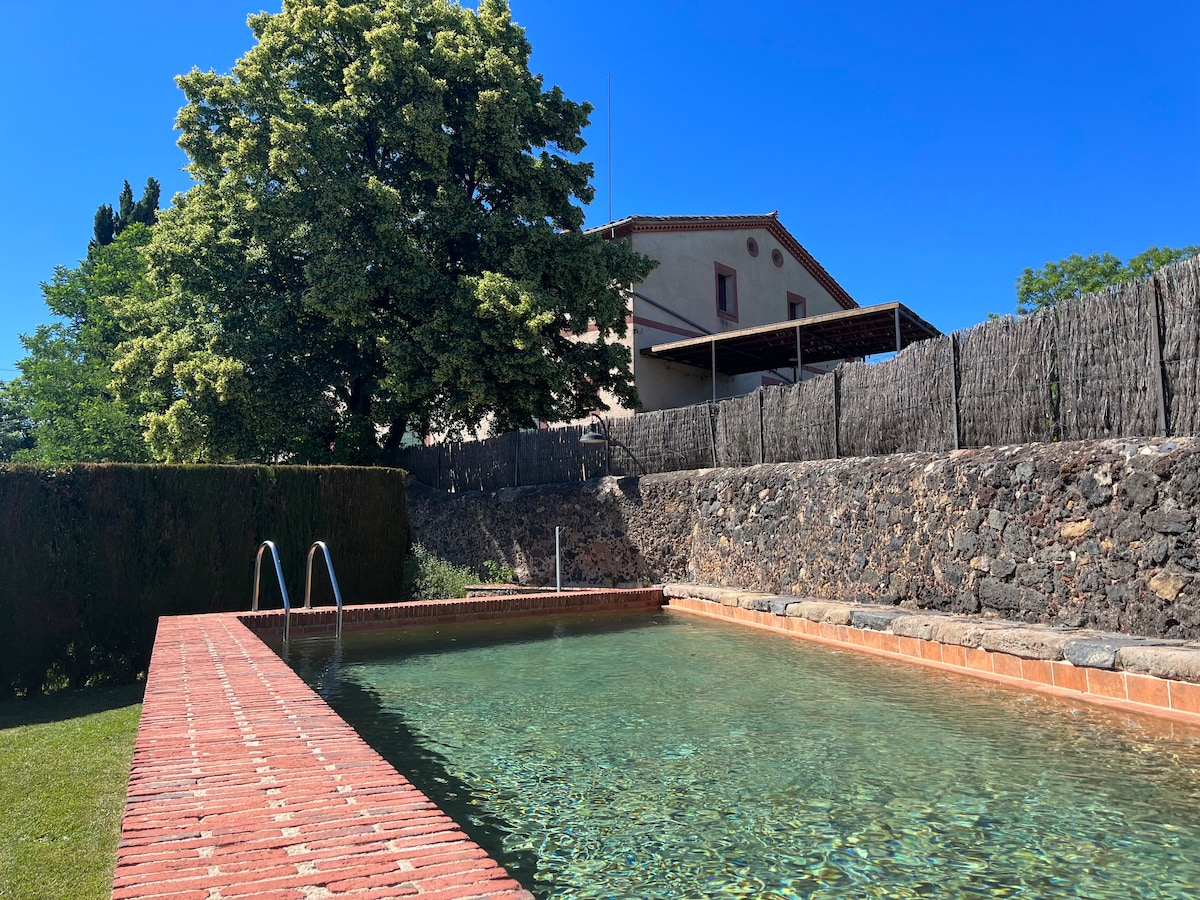 大型修复的加泰罗尼亚农舍，带泳池。
