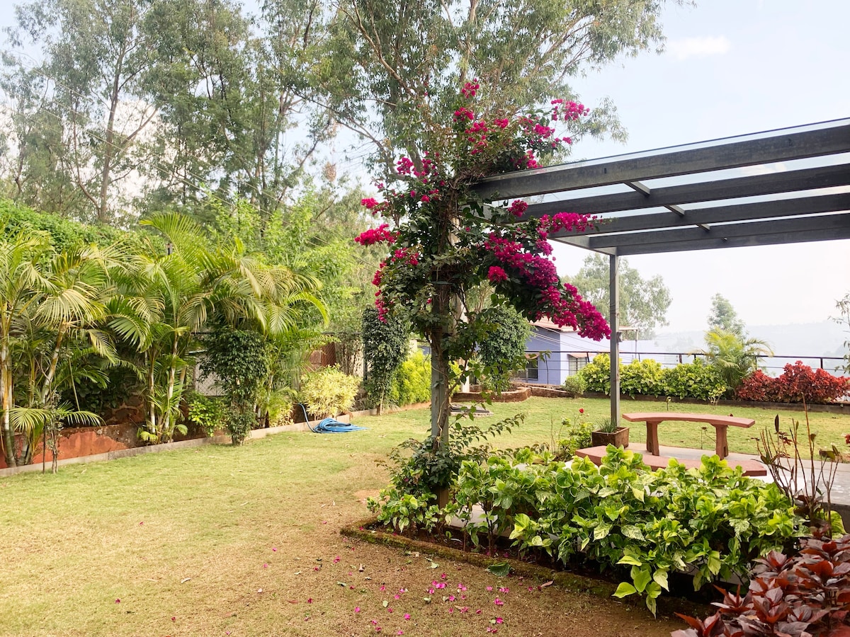 Bougain Villa, 2kms from Mapro, Panchgani