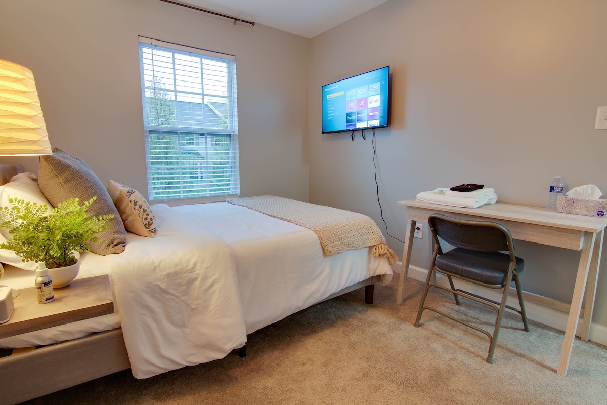 舒适的卧室，配备智能电视+高速互联网
