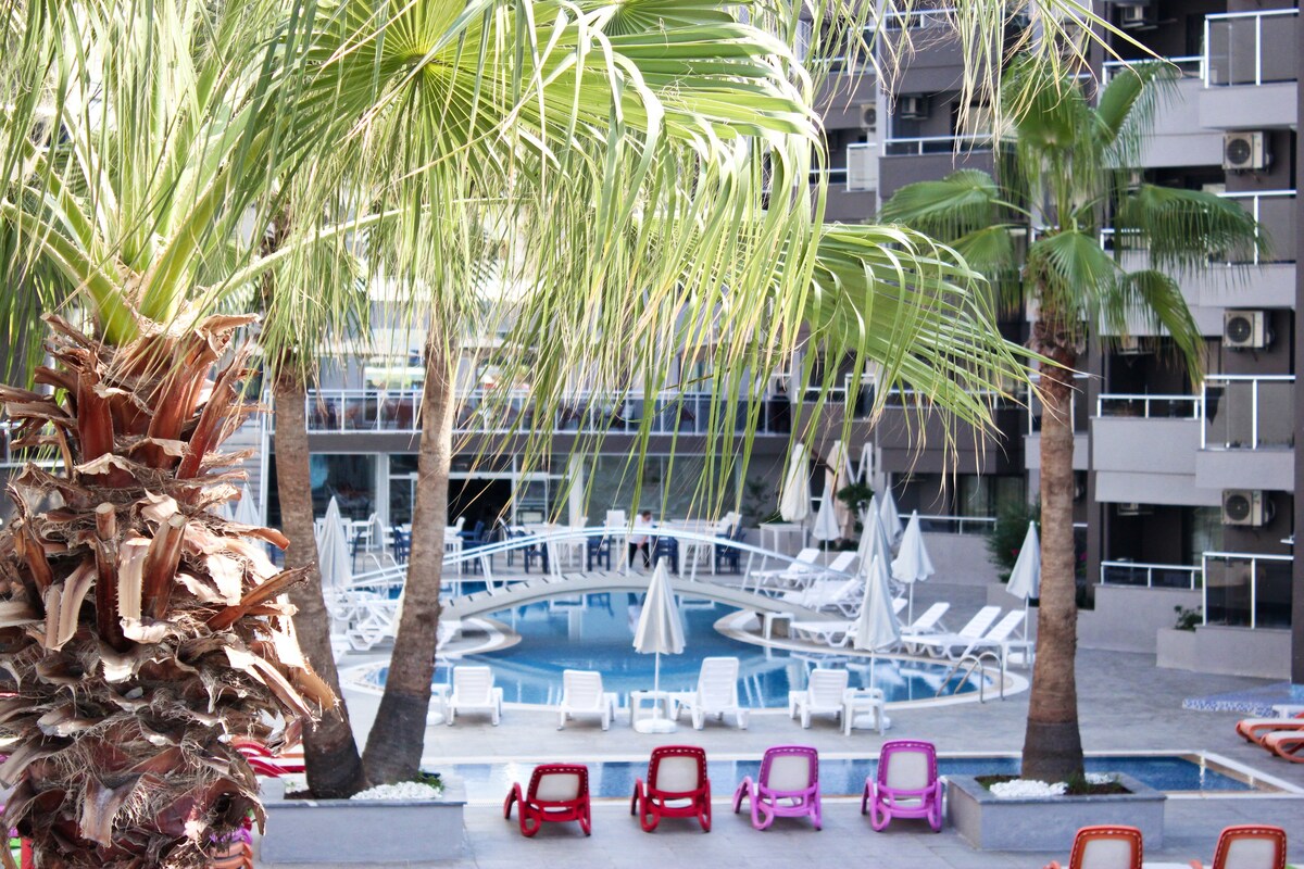带泳池、大海和酒店舒适的华丽假期