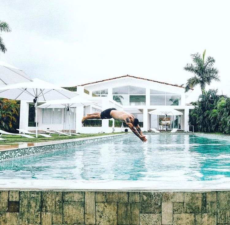 Villa con piscina en frente al mar con servicios