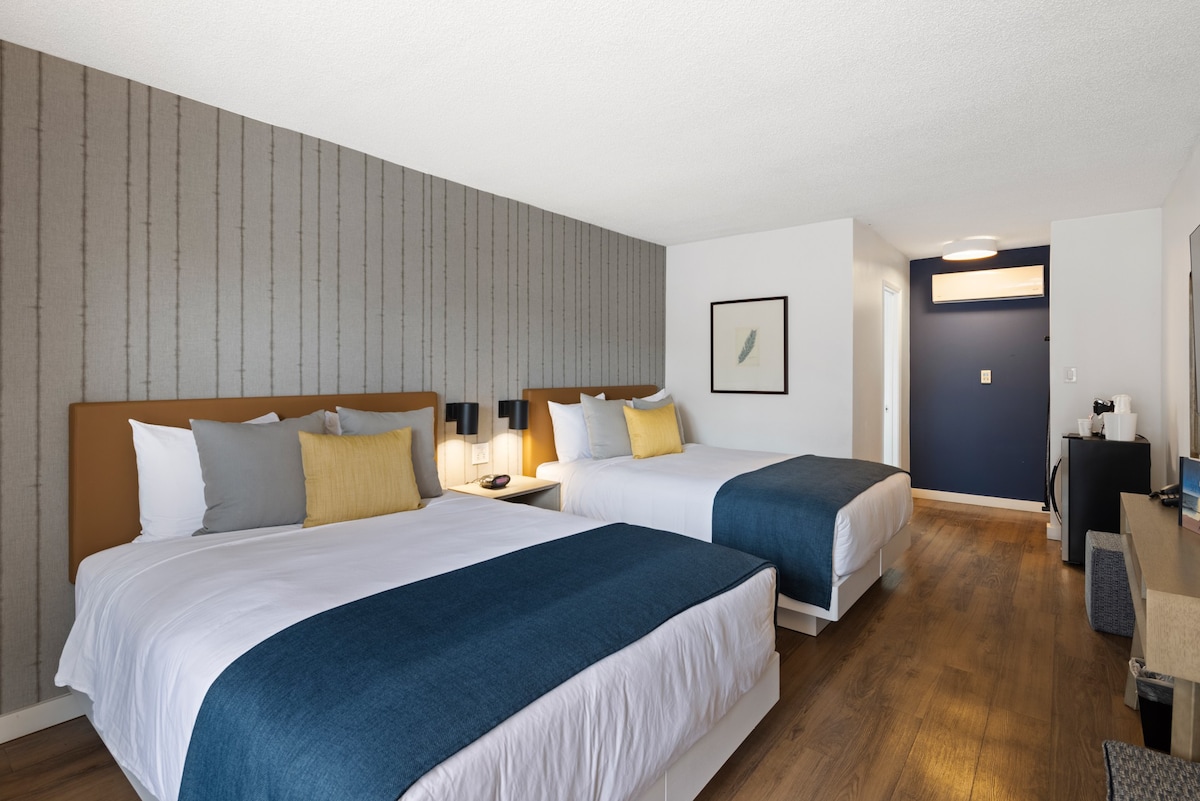 两张标准双人床二楼泳池景观-海港酒店