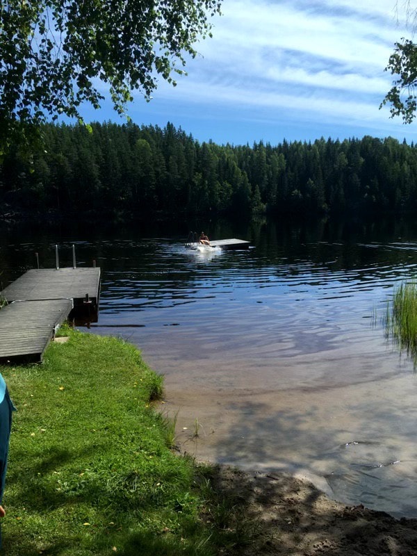 Charmigt fritidshus med kakelugn och stor trädgård