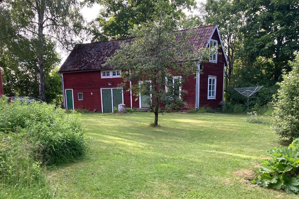 Charmigt fritidshus med kakelugn och stor trädgård