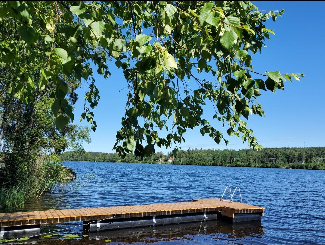 Sääksvilla ，配备桑拿、湖泊和按摩浴缸