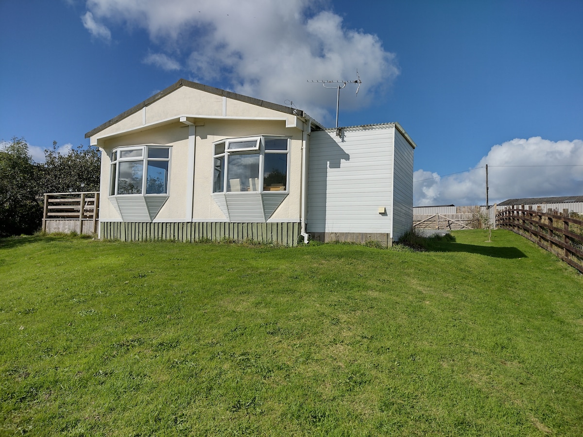 Spacious chalet with mountain views, nr Llandeilo