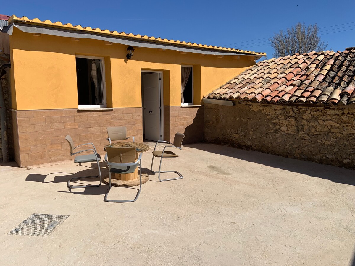 AGRADABLE CASA CON CHIMENEA Y PATIO PRIVADO