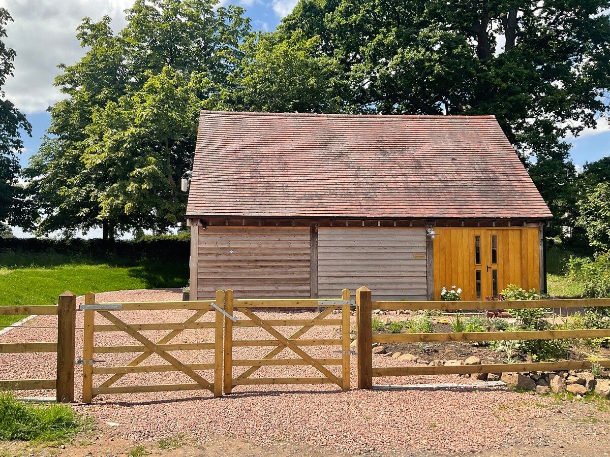 Bright Eco Cartshed, rural village with great pub