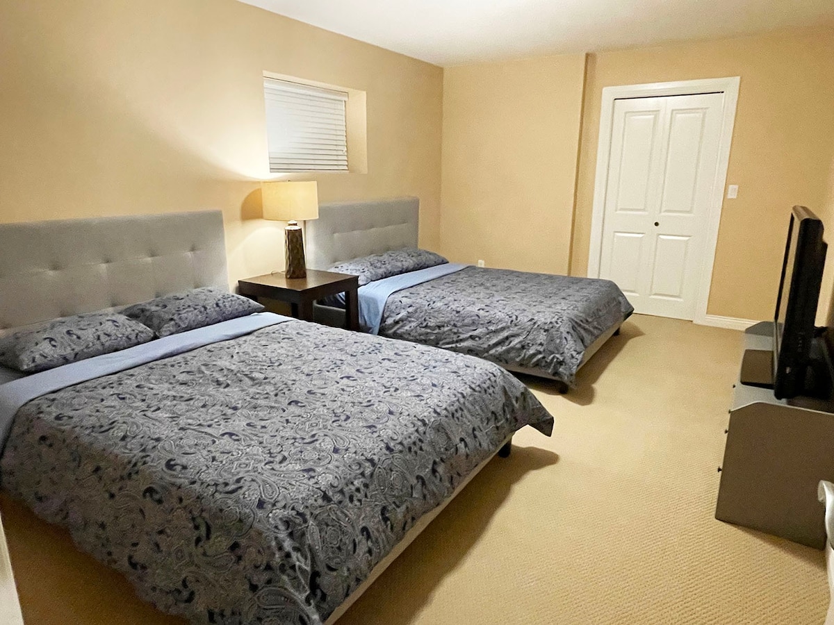 2间卧室4张1.8米宽双人床客房，配有免费停车位
