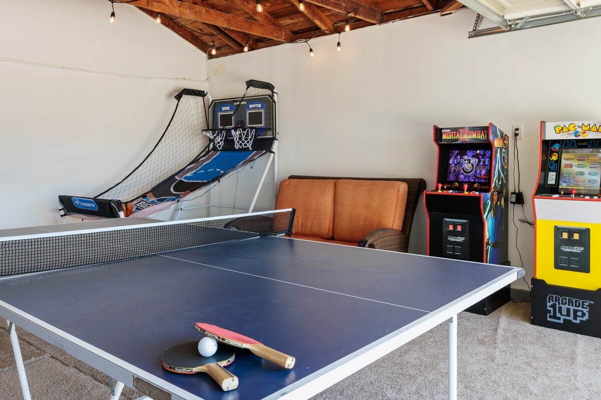 Retro Chic Hot Tub & Game Room, 10 Mins From Beach