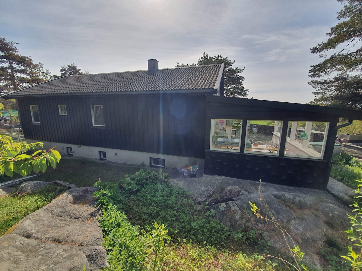 Sjarmerende hus i skogen med havsutsikt!