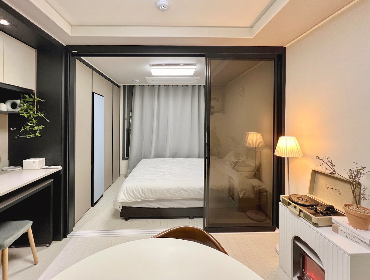 4. Mistay Dongseong-ro ：安全舒适的空间，每日更换床上用品，塔楼停车场， Netflix和城市景观