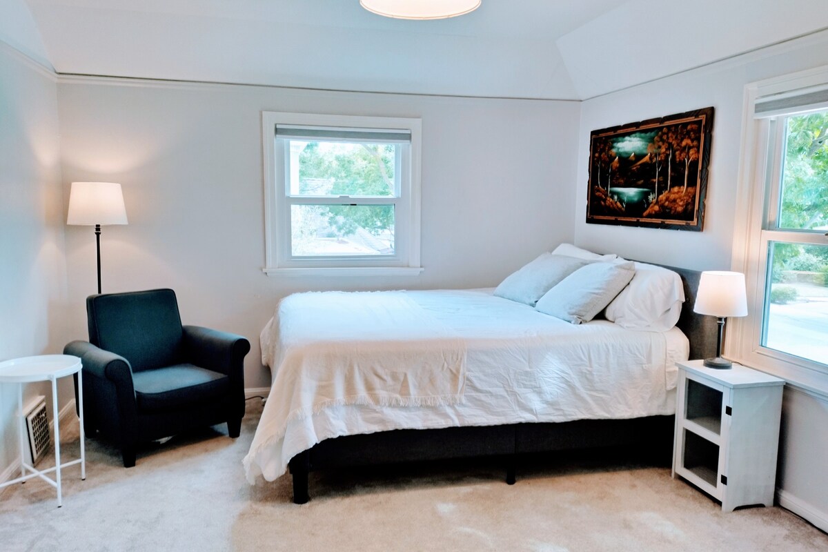 愉快的房间，配备标准双人床和半独立卫生间